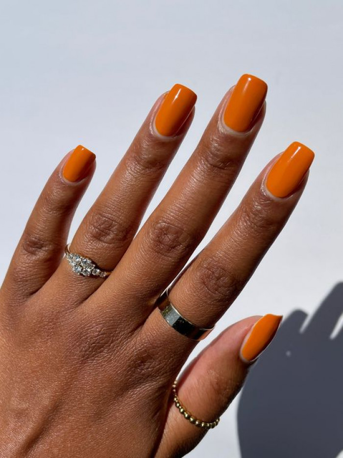 Uñas de color naranja brillante